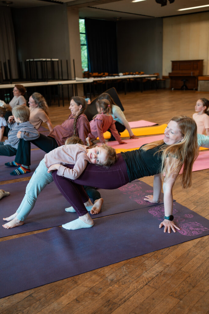 Partnerübung Eltern Kind Yoga