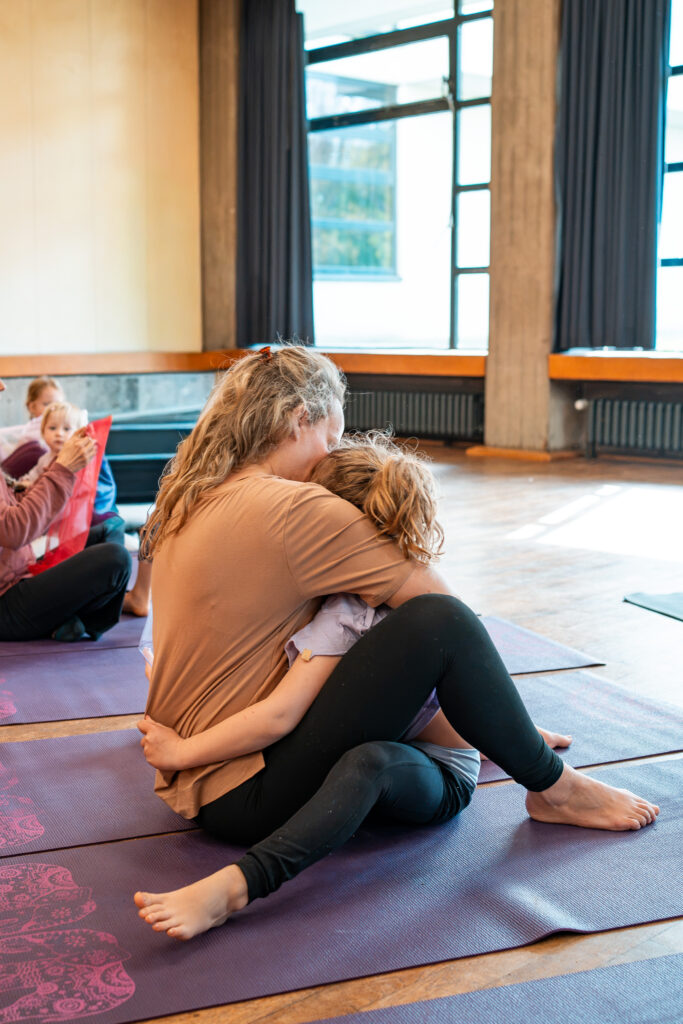 Bindungsübung Eltern Kind Yoga