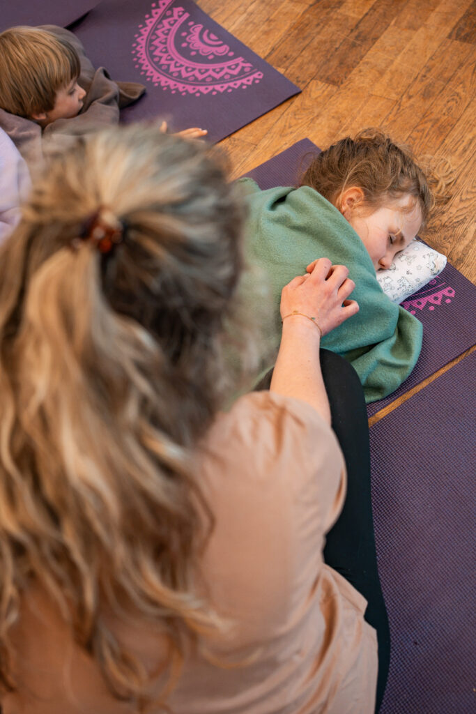 Entspannungsübung Eltern Kind Yoga